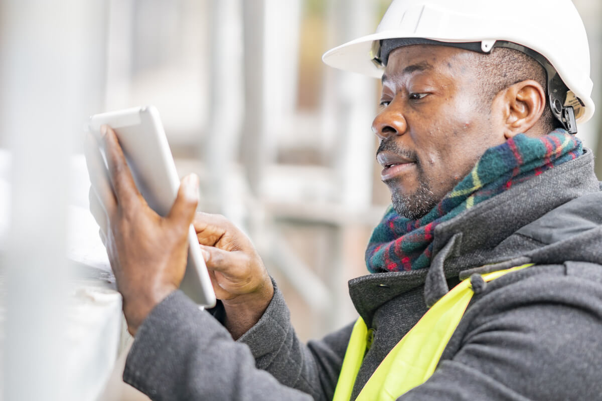 A maintenance engineer runs through the report on a machine he is repairing with live information from the operatior